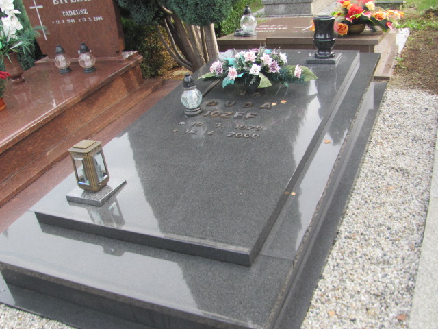 Grób ElZbieta Wojtyna